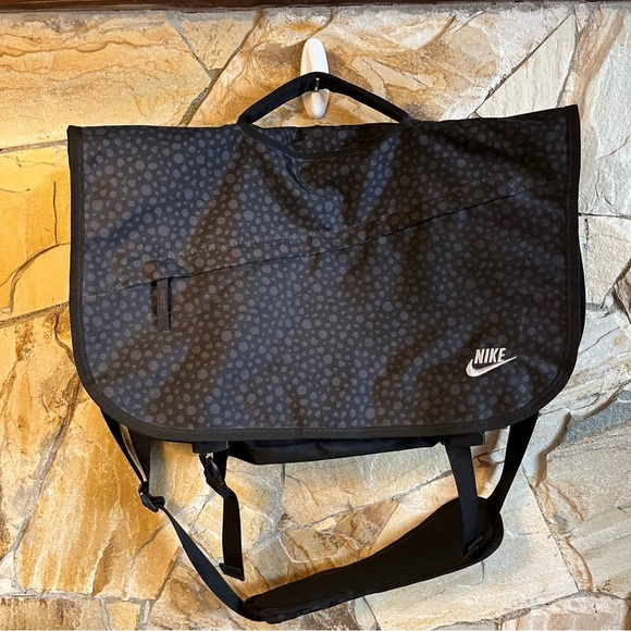 Nike Core Converge Large Messenger bag - perfect for someone on the run - Picture 16 of 16